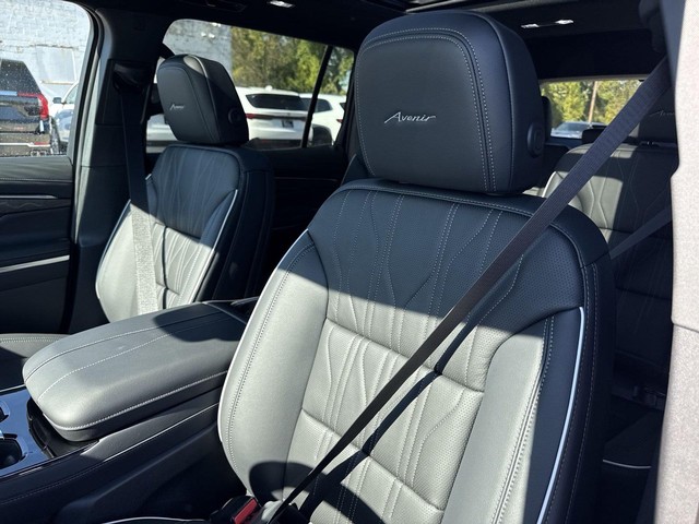 Buick Enclave Vehicle Full-screen Gallery Image 17