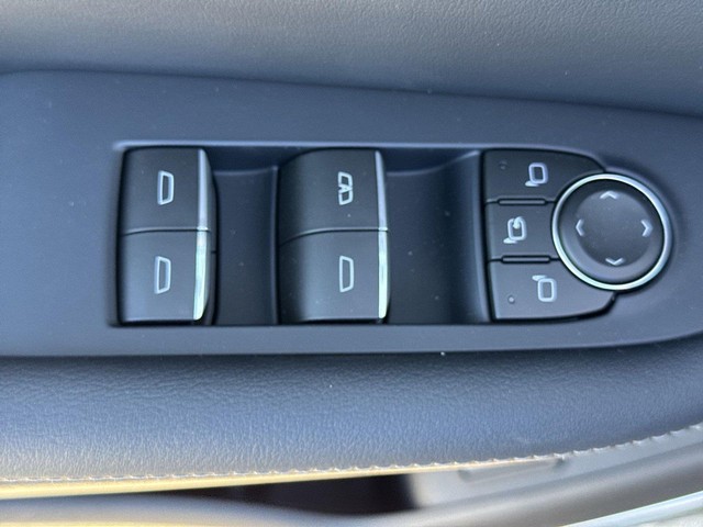 Buick Enclave Vehicle Full-screen Gallery Image 19