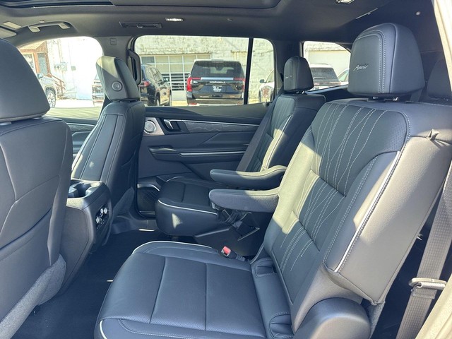 Buick Enclave Vehicle Full-screen Gallery Image 29