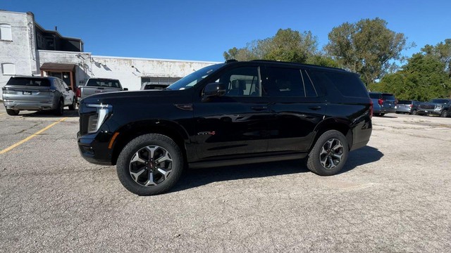 GMC Yukon Vehicle Full-screen Gallery Image 06