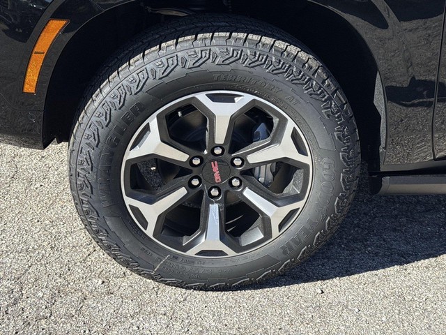 GMC Yukon Vehicle Full-screen Gallery Image 10
