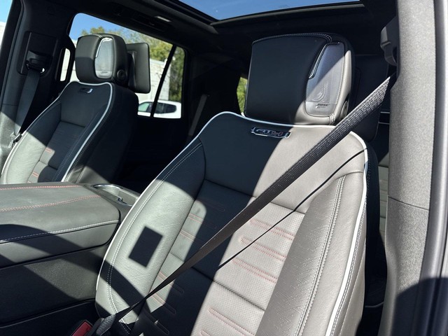 GMC Yukon Vehicle Full-screen Gallery Image 11
