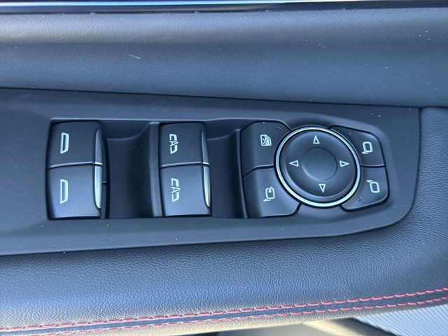 GMC Yukon Vehicle Full-screen Gallery Image 13