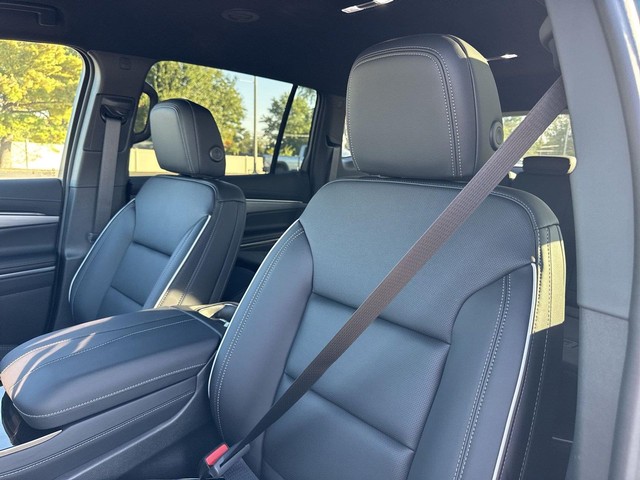 Buick Enclave Vehicle Full-screen Gallery Image 11