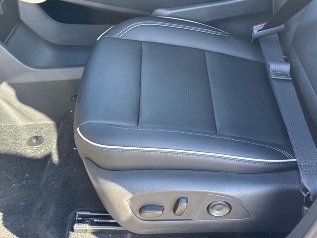 Buick Enclave Vehicle Full-screen Gallery Image 12