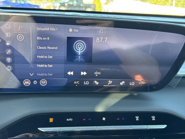 Buick Enclave Vehicle Full-screen Gallery Image 16