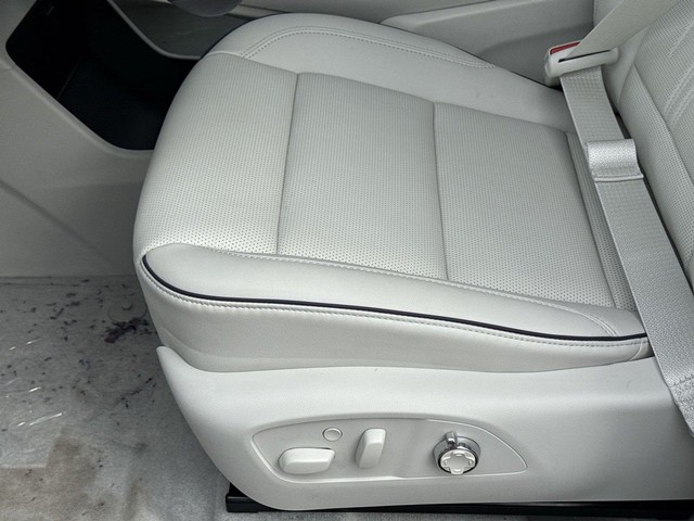 Buick Enclave Vehicle Full-screen Gallery Image 12