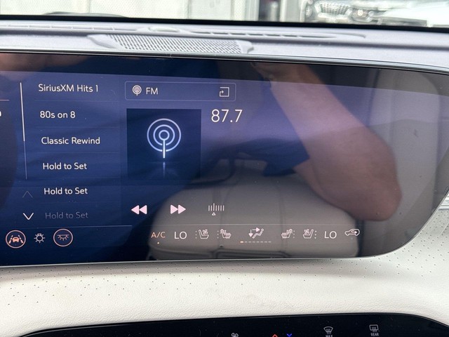 Buick Enclave Vehicle Full-screen Gallery Image 16