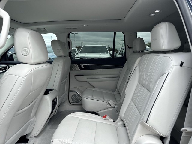Buick Enclave Vehicle Full-screen Gallery Image 23