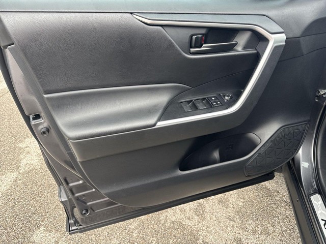 Toyota RAV4 Vehicle Full-screen Gallery Image 24