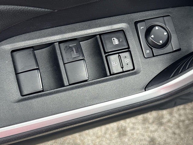 Toyota RAV4 Vehicle Full-screen Gallery Image 25