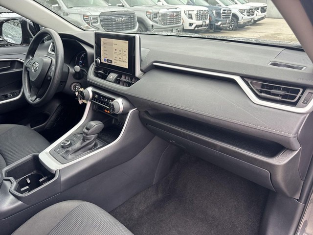 Toyota RAV4 Vehicle Full-screen Gallery Image 30