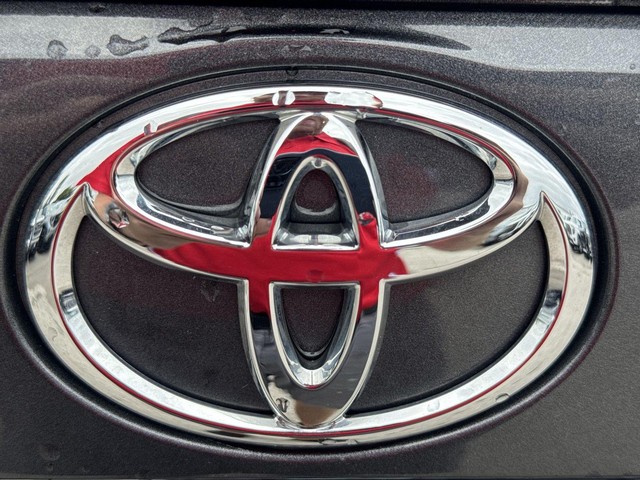 Toyota RAV4 Vehicle Full-screen Gallery Image 32