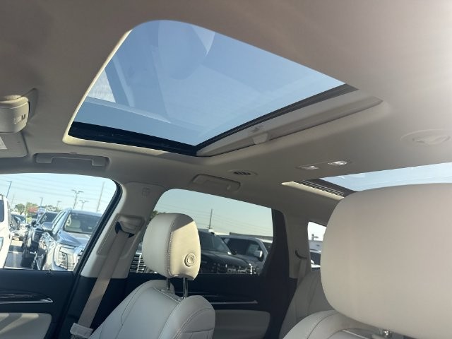 Buick Enclave Vehicle Full-screen Gallery Image 19