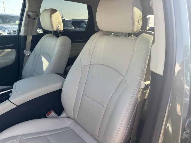 Buick Enclave Vehicle Full-screen Gallery Image 20