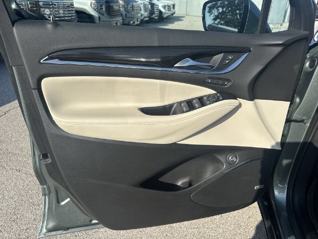 Buick Enclave Vehicle Full-screen Gallery Image 23