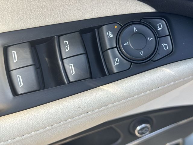 Buick Enclave Vehicle Full-screen Gallery Image 24