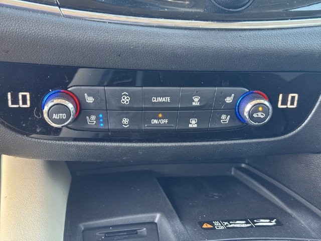 Buick Enclave Vehicle Full-screen Gallery Image 36