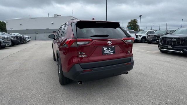 Toyota RAV4 Vehicle Full-screen Gallery Image 10