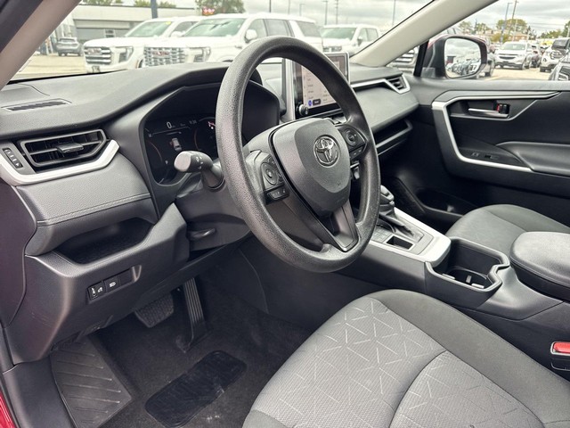 Toyota RAV4 Vehicle Full-screen Gallery Image 13