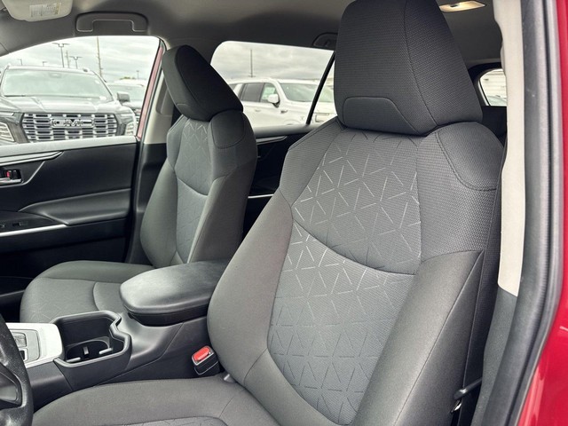 Toyota RAV4 Vehicle Full-screen Gallery Image 22