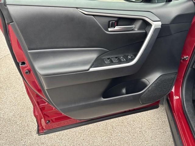 Toyota RAV4 Vehicle Full-screen Gallery Image 25