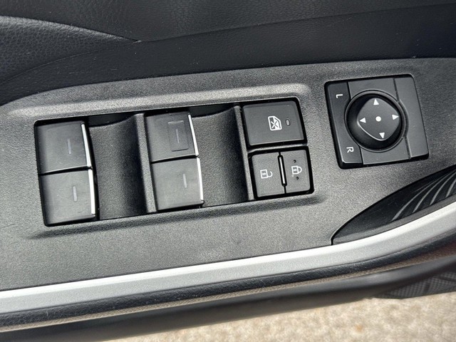 Toyota RAV4 Vehicle Full-screen Gallery Image 26