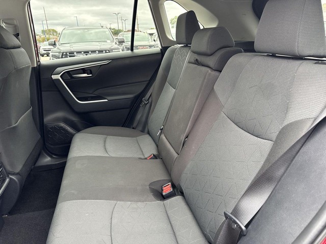 Toyota RAV4 Vehicle Full-screen Gallery Image 27