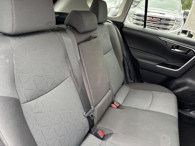 Toyota RAV4 Vehicle Full-screen Gallery Image 29