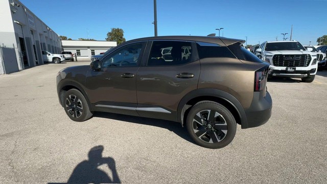 Nissan Kicks Vehicle Full-screen Gallery Image 09