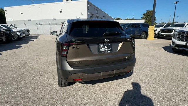 Nissan Kicks Vehicle Full-screen Gallery Image 10