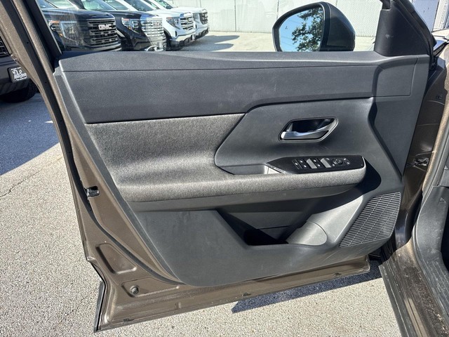 Nissan Kicks Vehicle Full-screen Gallery Image 24