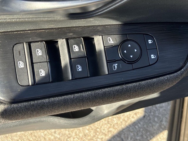 Nissan Kicks Vehicle Full-screen Gallery Image 25