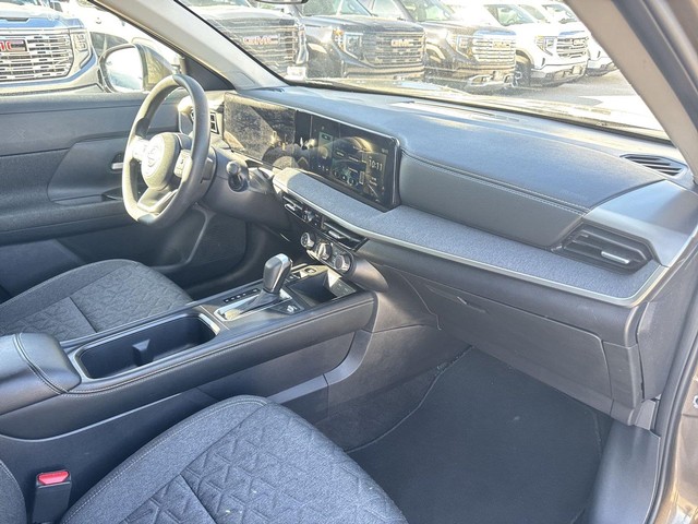 Nissan Kicks Vehicle Full-screen Gallery Image 30