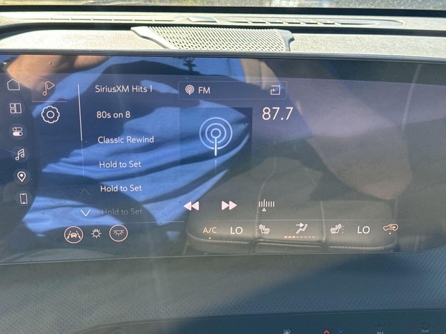 Buick Enclave Vehicle Full-screen Gallery Image 16