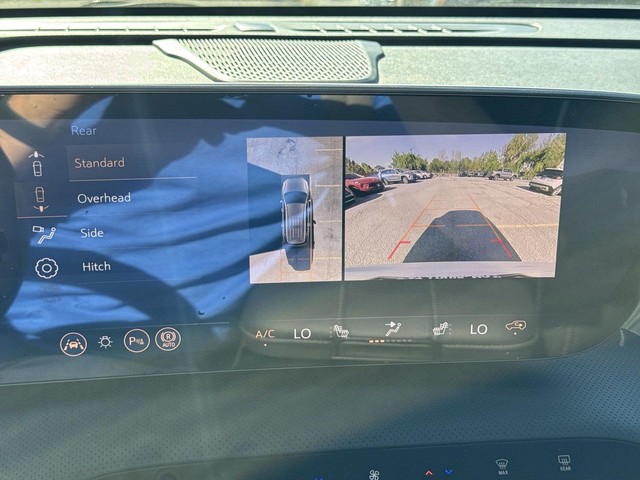 Buick Enclave Vehicle Full-screen Gallery Image 17