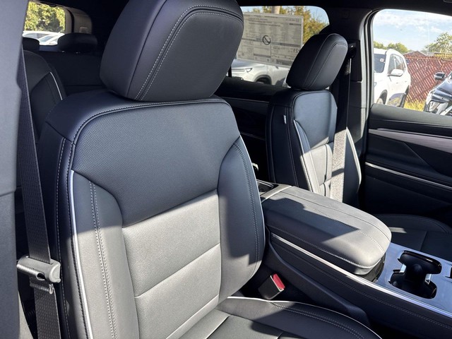 Buick Enclave Vehicle Full-screen Gallery Image 25