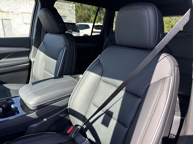 Buick Enclave Vehicle Full-screen Gallery Image 11
