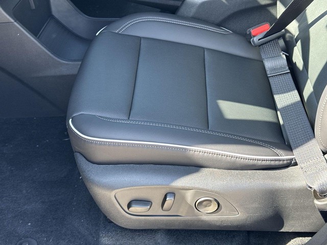 Buick Enclave Vehicle Full-screen Gallery Image 12