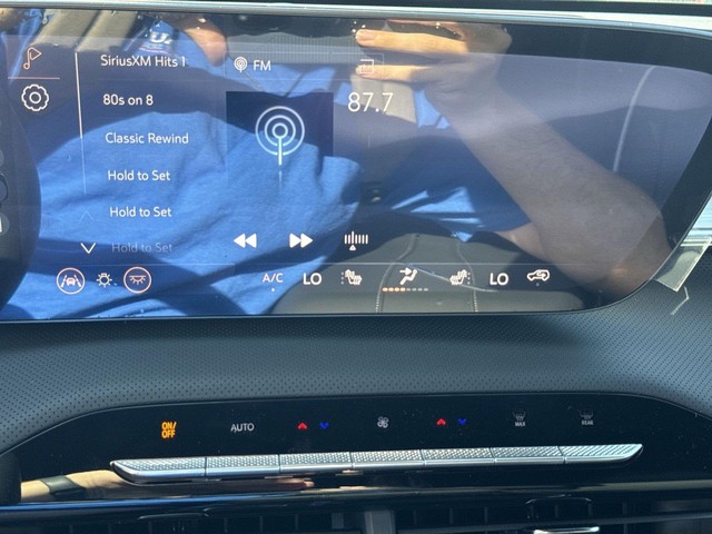 Buick Enclave Vehicle Full-screen Gallery Image 16