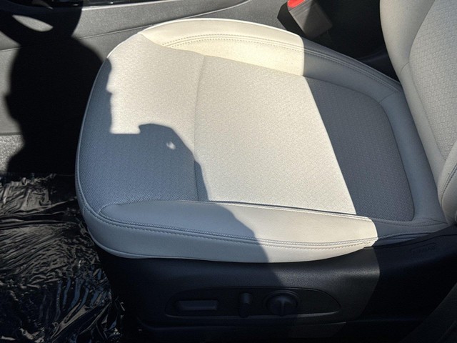 Buick Encore GX Vehicle Full-screen Gallery Image 12