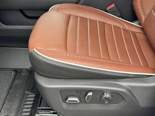 GMC Sierra 1500 Vehicle Full-screen Gallery Image 12