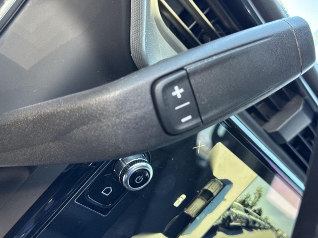 GMC Sierra 3500HD Vehicle Full-screen Gallery Image 19