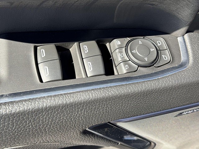 GMC Sierra 3500HD Vehicle Full-screen Gallery Image 27