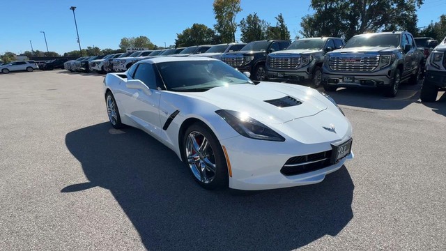Chevrolet Corvette Vehicle Full-screen Gallery Image 03