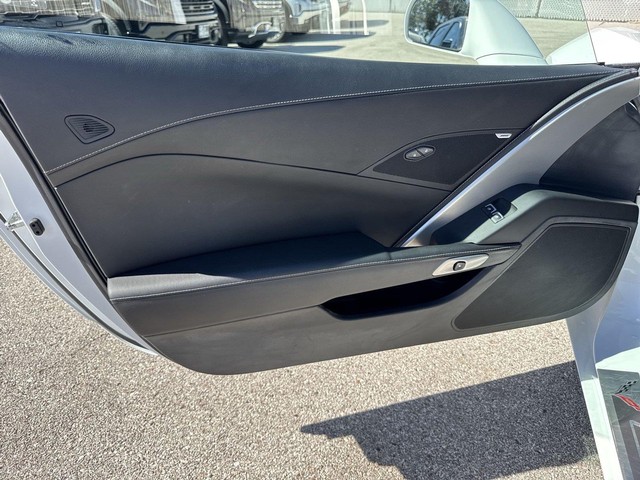 Chevrolet Corvette Vehicle Full-screen Gallery Image 24