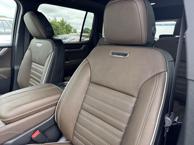 GMC Acadia Vehicle Full-screen Gallery Image 11