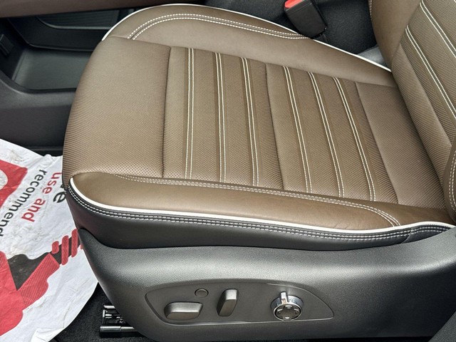 GMC Acadia Vehicle Full-screen Gallery Image 12