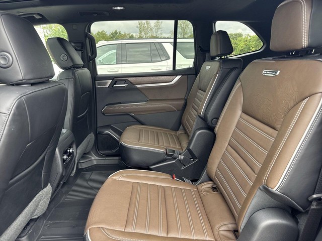 GMC Acadia Vehicle Full-screen Gallery Image 23