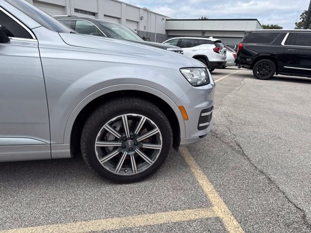 Audi Q7 Vehicle Full-screen Gallery Image 08